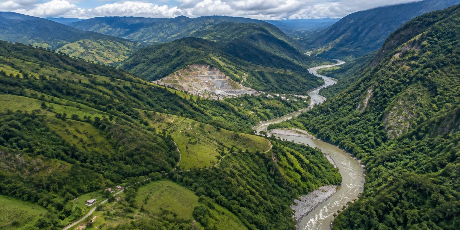 Paisaje montañoso del sector minero colombiano